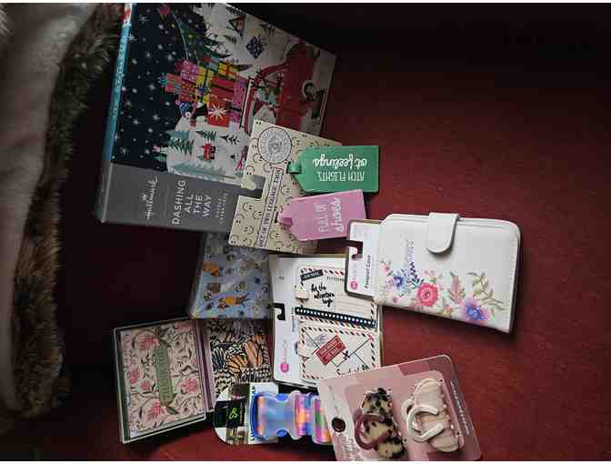 This and That. An assortment of travel goodies (cards, luggage tags, etc..) - Photo 1