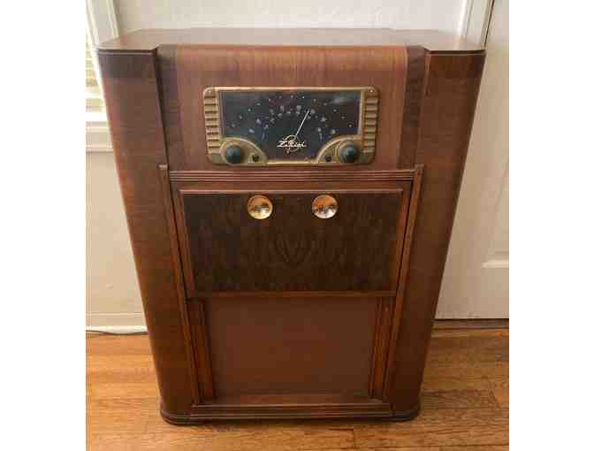 Fun Upcycled Vintage Radio transformed into a Fancy Bar