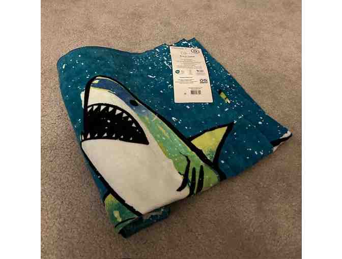 SHARK Towel (Oversized, Ocean Colors - 60 x 30)