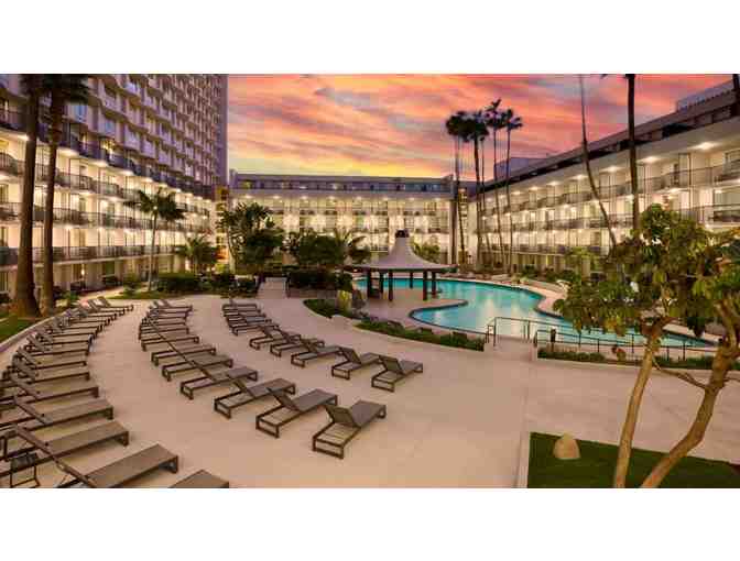 Los Angeles Airport Marriott - Two (2) Night Stay w/ Parking, MClub Access & Dinner for 2 - Photo 7