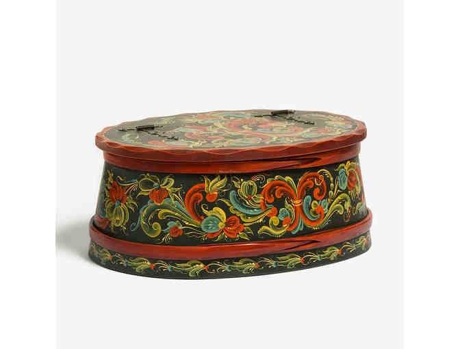 Oval lidded box with Telemark rosemaling by Ellen Kerbs