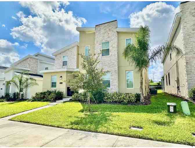 7-Night Orlando Stay for 20 in 8-Bedroom Home with $500 Disney Credit