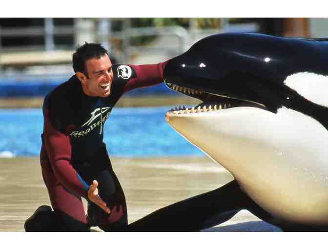 5 Nights Luxury Home for 20 + Exclusive SeaWorld Trainer Experience