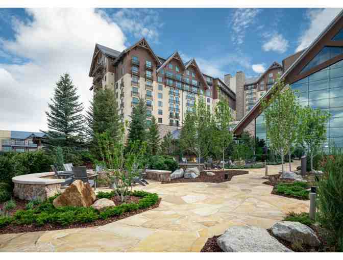 Mountain Majesty Meets Modern Luxury at the Gaylord Rockies!