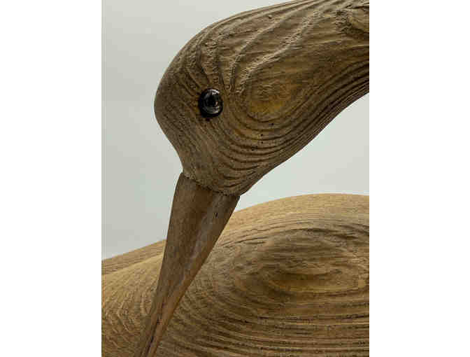 Carved shore bird on driftwood - Photo 2