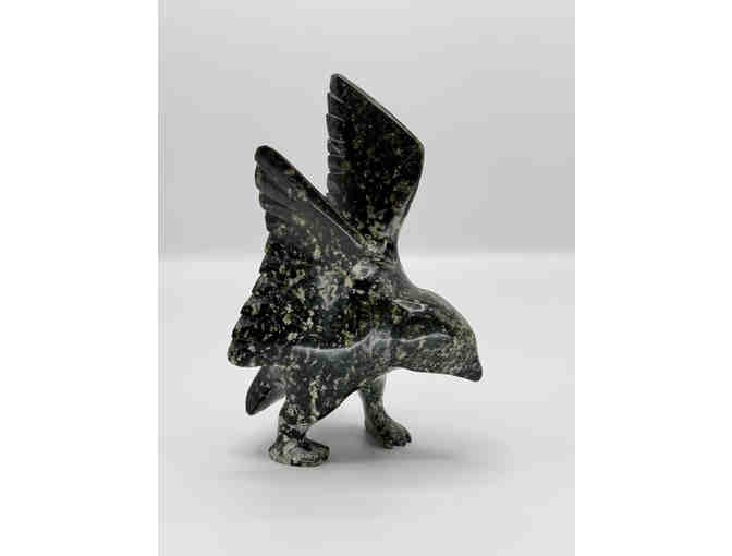 Carved eagle in serpentine - Inuit possible Kinngait (Cape Dorset) - Photo 1